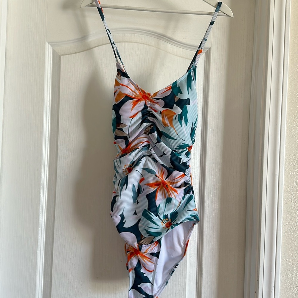 ☀️Brand New - Never Worn Tropical Crossback One Piece Swimsuit 🩱